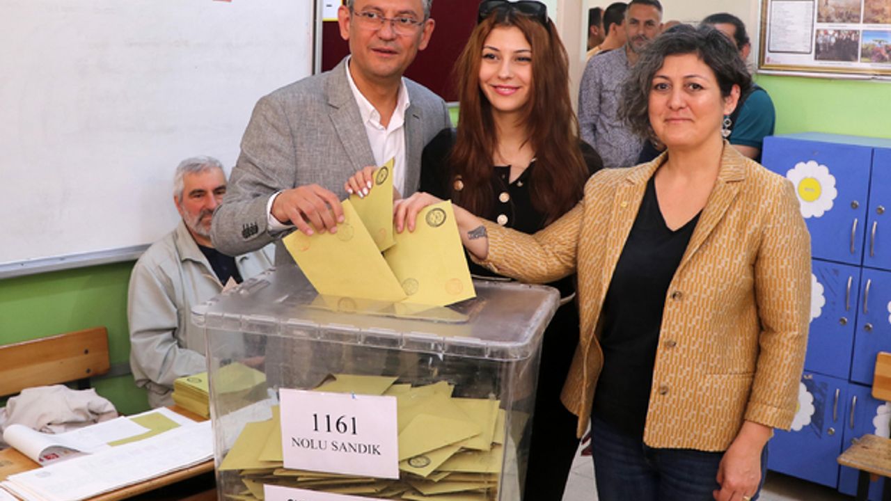 Özgür Özel’in Kızı Kim? İpek Özel Nereli, Yaşı, Evli mi, Mesleği, Ne İş Yapıyor, Instagram Hesabı