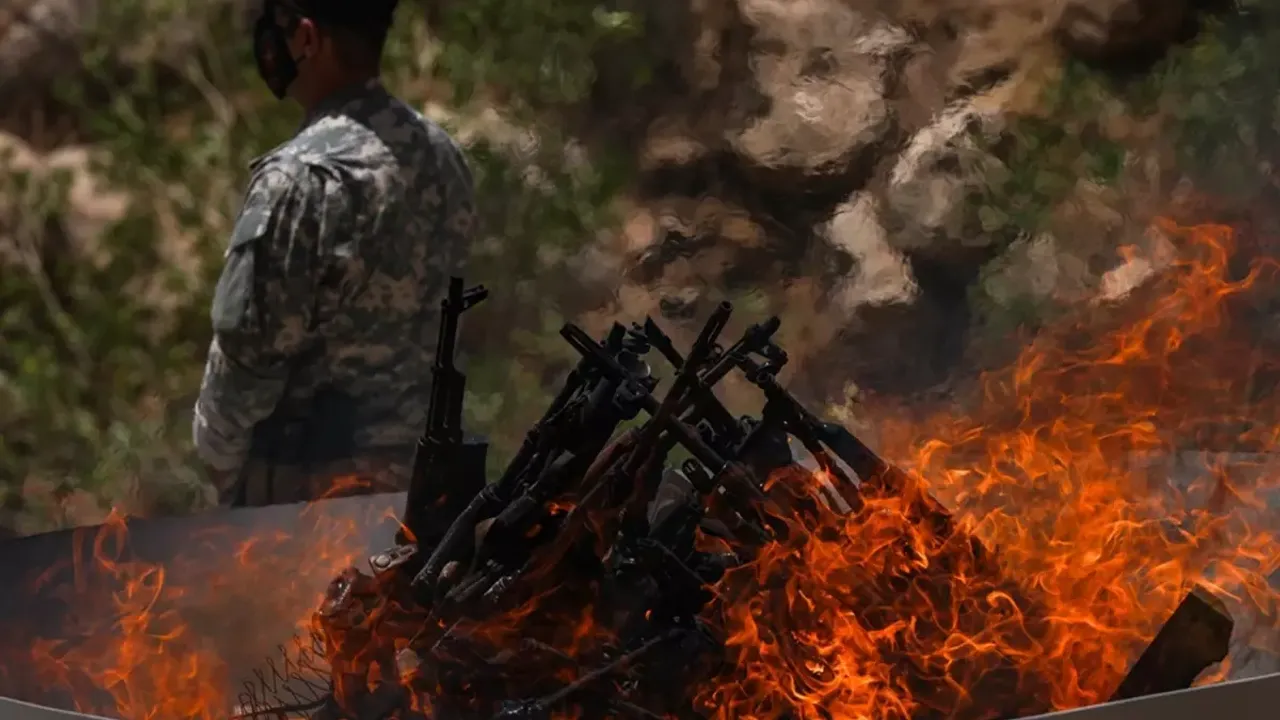 PKK Silahlarını Neden Yaktı? İşte Ateşe Verilen Silahların Şifreli Mesajı