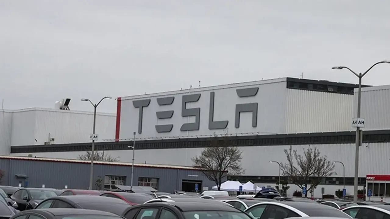 Tesla 2025’te çıtayı düşürüyor! Yeni modelin fiyatı ve özellikleri açıklandı