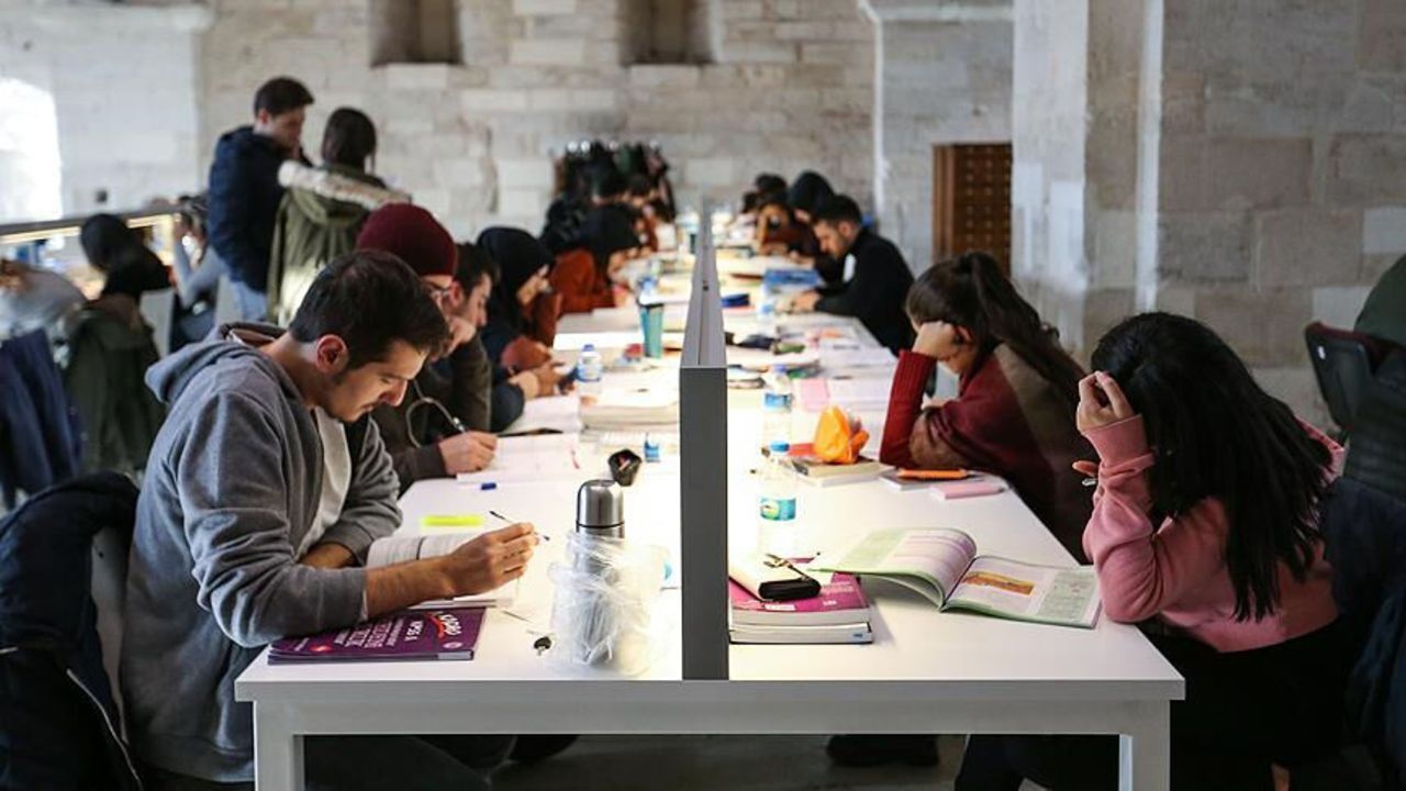 2025-2026 AÖF Sınavsız İkinci Üniversite Kayıtları Ne Zaman, Şartları Neler, Kimler Başvurabilir, Yaş Sınırı Var mı, Hangi Bölümler Var?