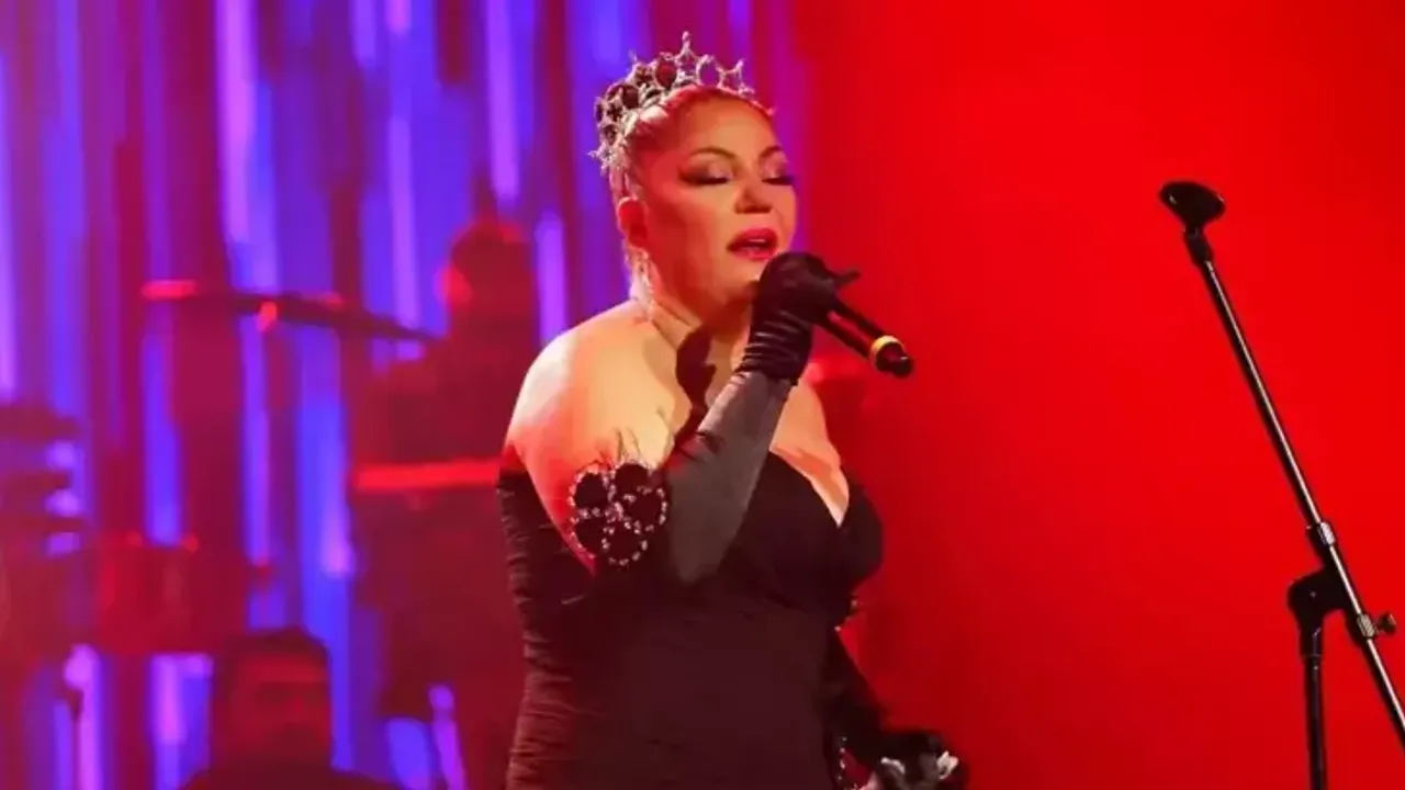 “Photoshop yok, selülit var!” İzel'den filtresiz tatil pozu olay oldu