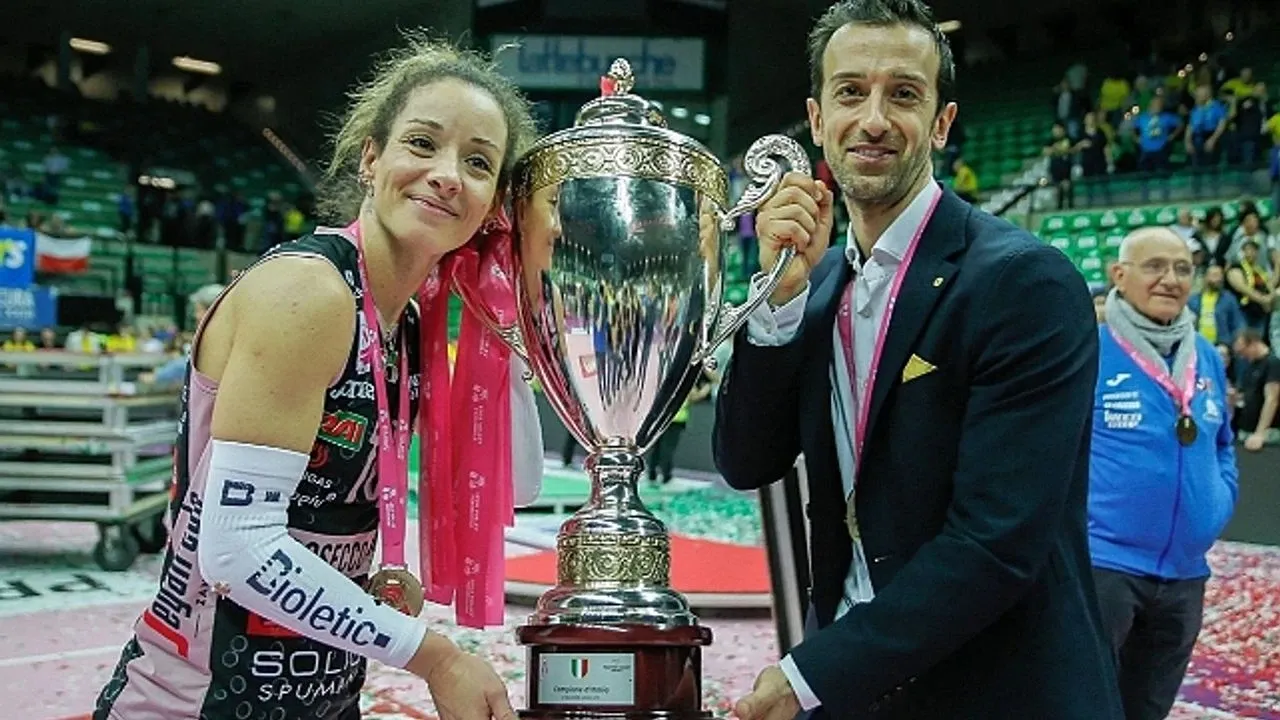 Daniele Santarelli kimdir, eşi kim, Monica De Gennaro ile ne zaman evlendi, çocukları var mı, kaç yaşındalar, nereliler, voleybol kariyerleri nasıl başladı, hangi takımlarda oynadılar ve çalıştılar?