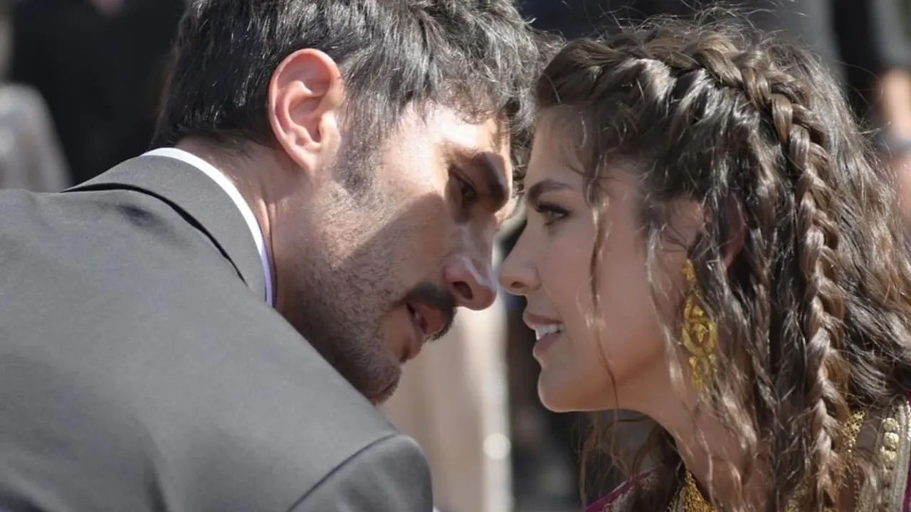 Halef Köklerin Çağrısı'nda Germuş düğünü sahnesi büyüledi: İlhan Şen ve Biran Damla Yılmaz’dan yöresel dans şov