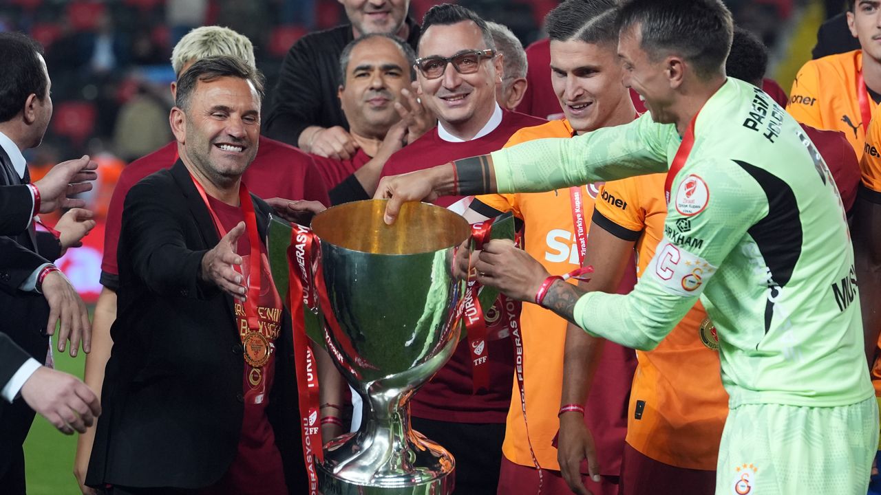 Kupa töreninde şok protesto!