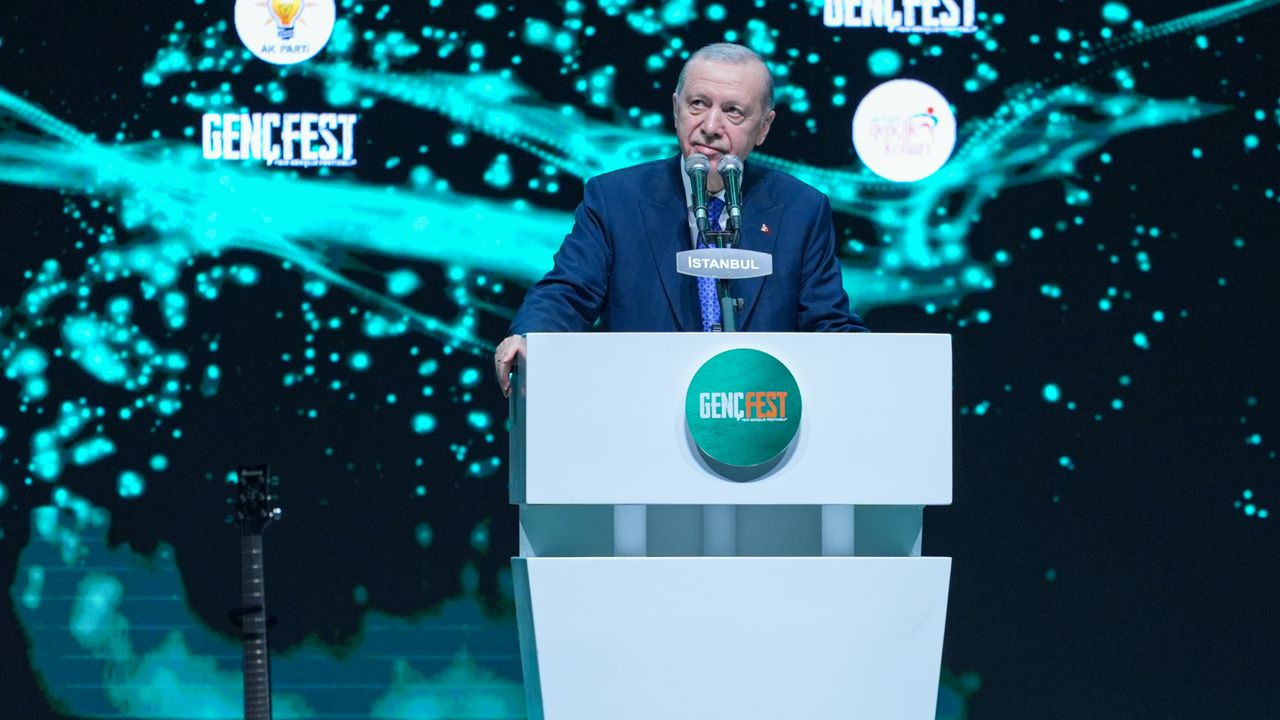 Cumhurbaşkanı Erdoğan GENÇFEST’te: "Gençlerin eline kalem, kitap yerine molotof, silah verenler kaybedecekler"