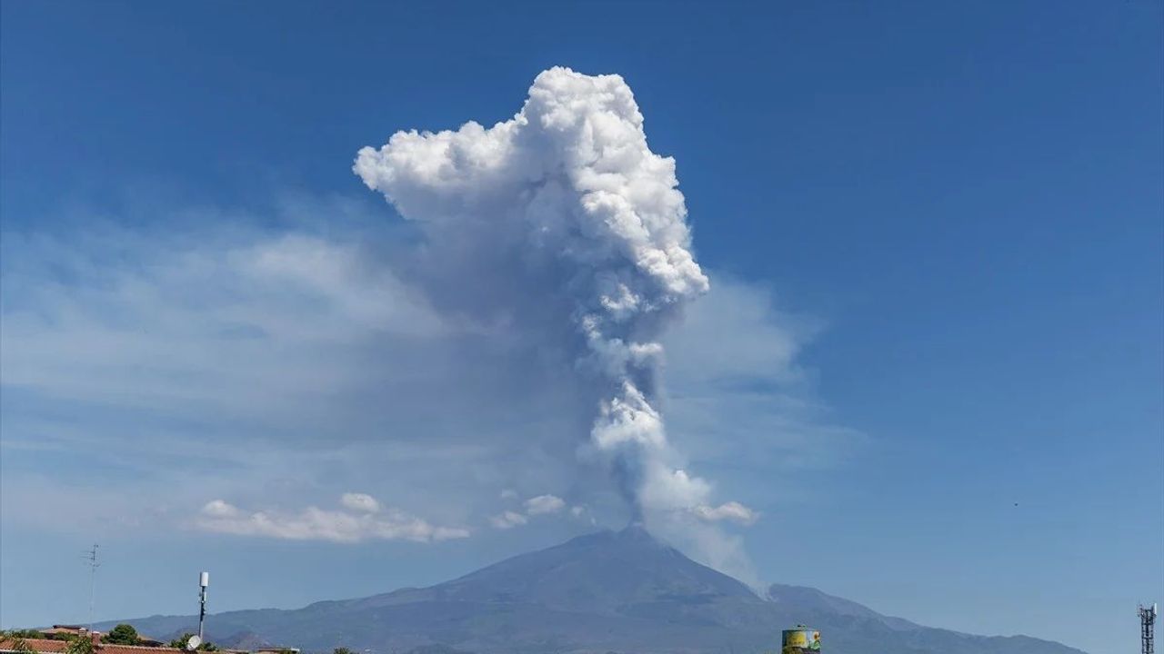 Etna Yanardağı yine faaliyette: Kül bulutu 5 kilometreye yükseldi