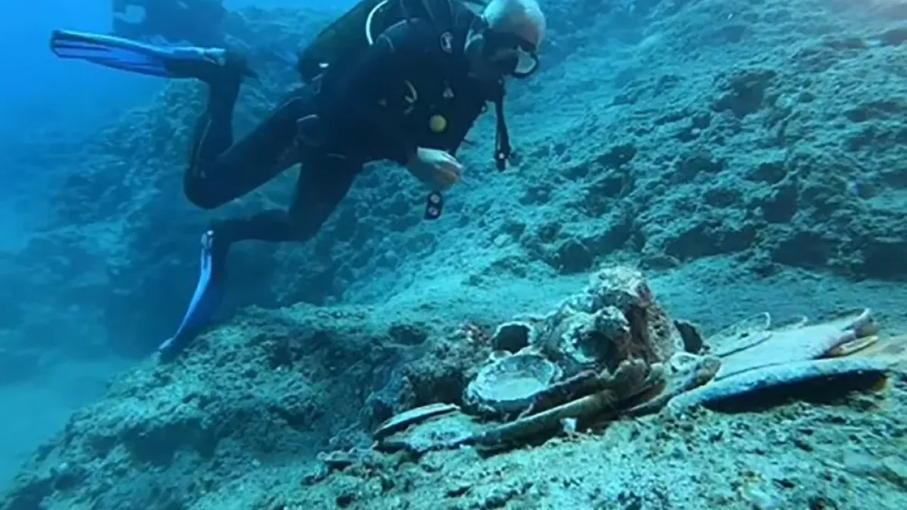 Bakan Ersoy, Akdeniz’in 2 bin yıllık su altı hazinesine daldı