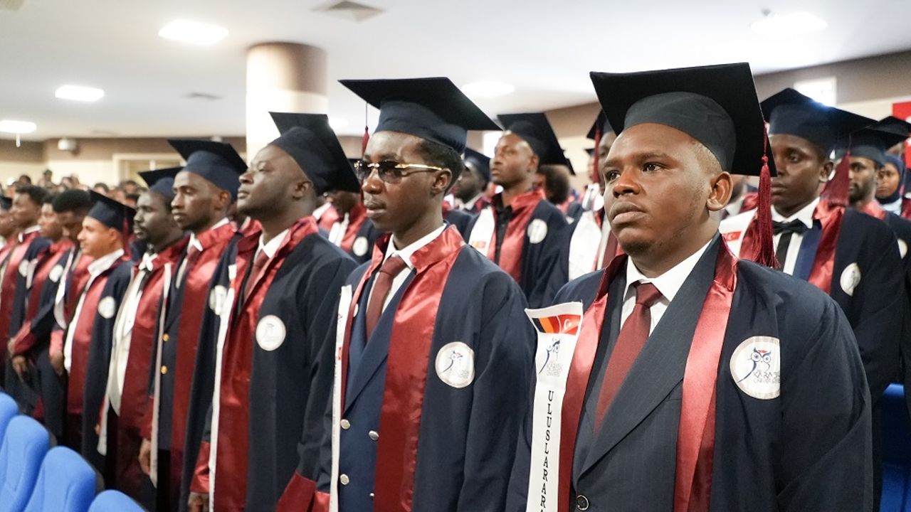 Karabük Üniversitesi mezuniyet töreninde Türk öğrenci görmek samanlıkta iğne aramakla eş değer!