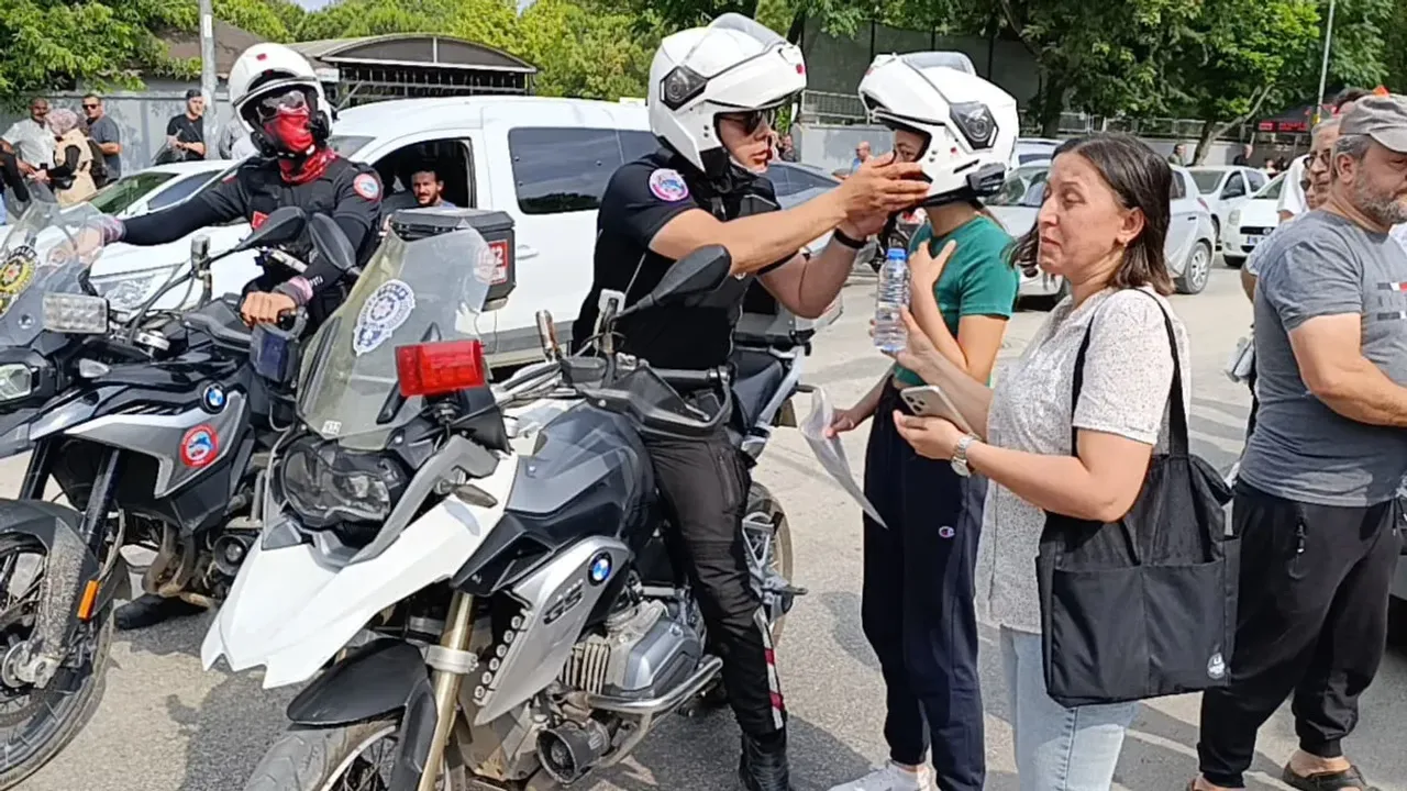Bir YKS klasiği: Sınava geç kalan öğrencileri polis yetiştirdi