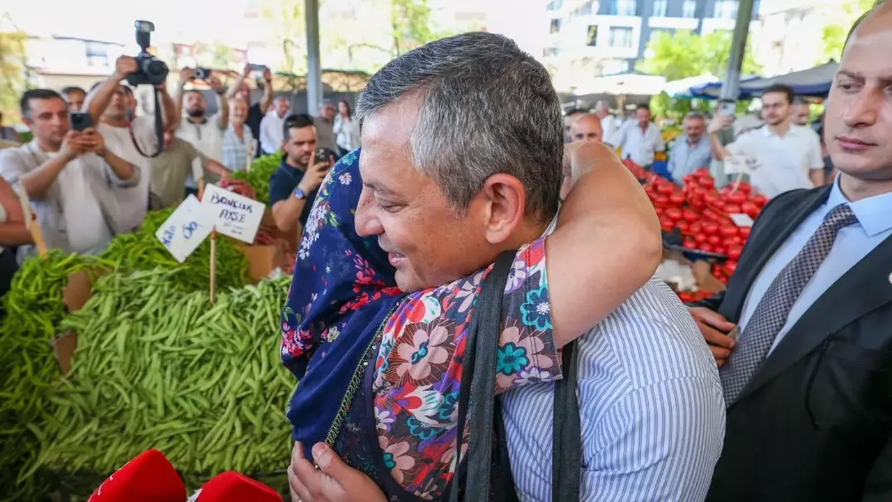 Ankara pazarında Özel'e gözyaşlı mesaj: ''Sesin gitti, sana çok üzülüyoruz''