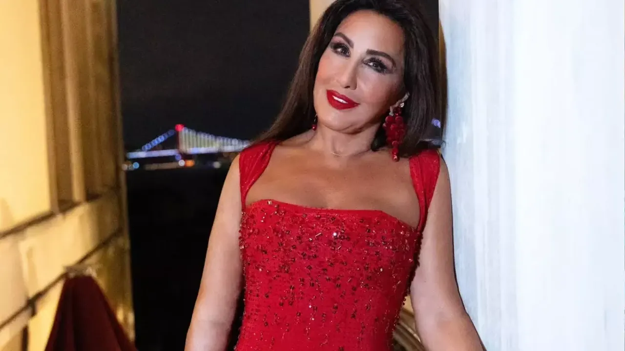 Nükhet Duru’dan Hadise’ye gönderme mi? Cesur kıyafetiyle sahneye damga vurdu