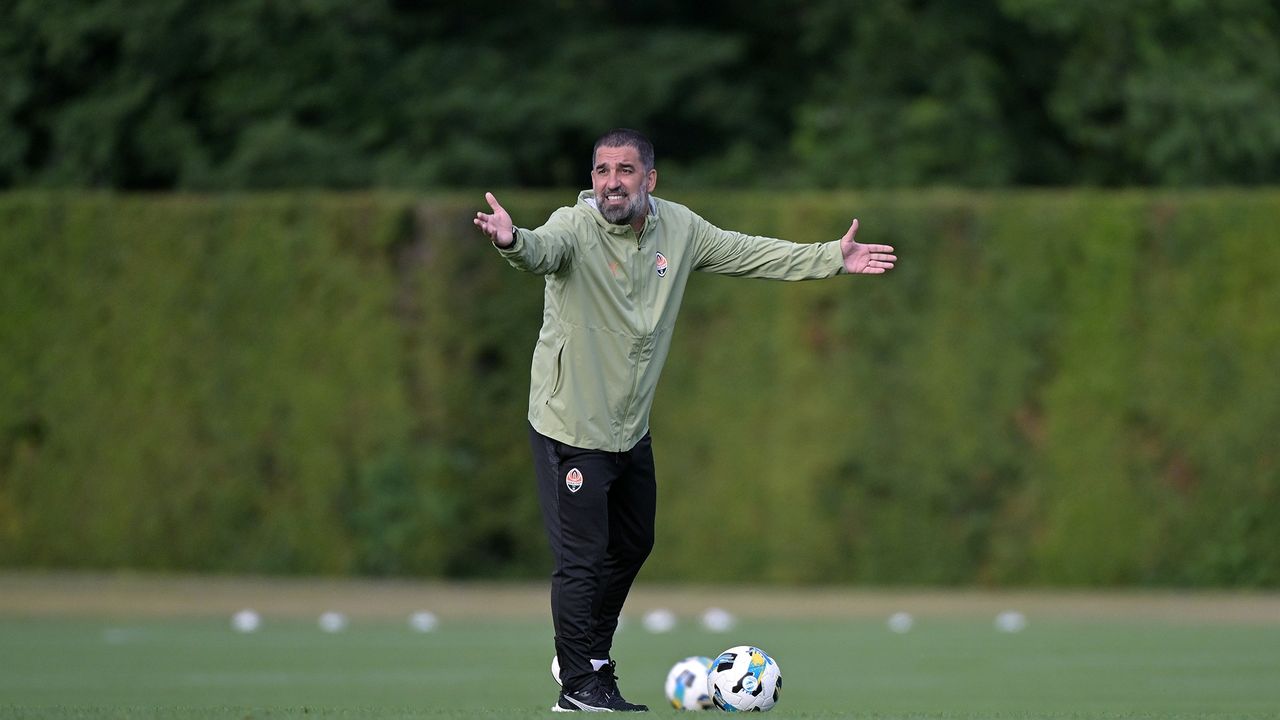 Ukrayna'da Arda Turan'a eleştiri fırtınası! 'Niyetini anlamıyorum, çağ dışı futbol oynatıyor'
