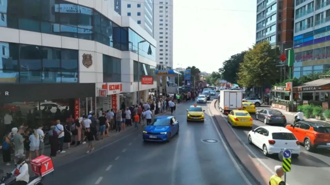 Gece boyu hediye çeki için sırada beklediler!