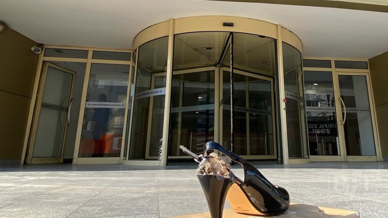 Aydın Büyükşehir Belediye binasına topuklu ayakkabı bırakıldı