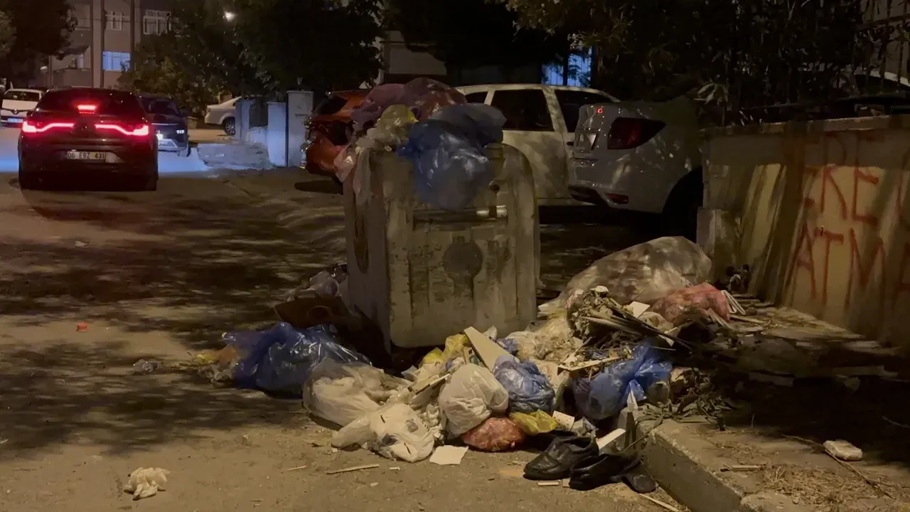 Kartal çöplüğe döndü! İşçilerden Belediye’ye maaş tepkisi