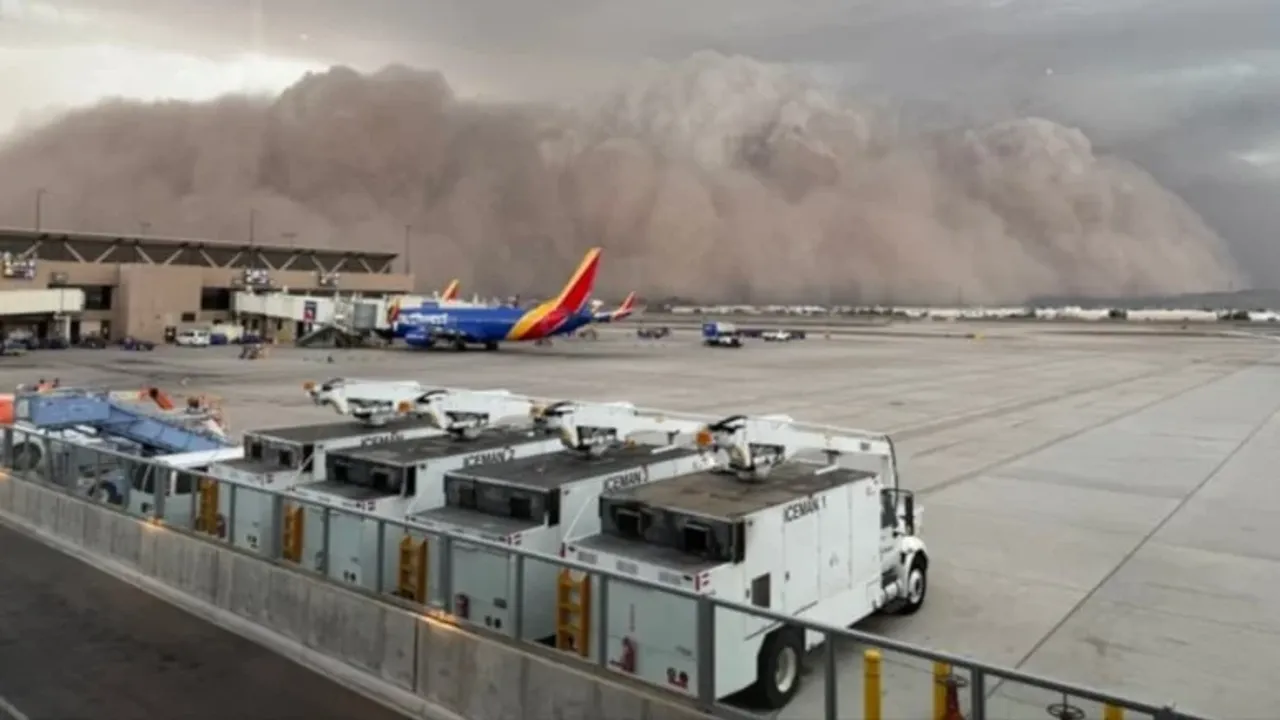 Arizona’yı vuran kum fırtınası yaşamı felç etti