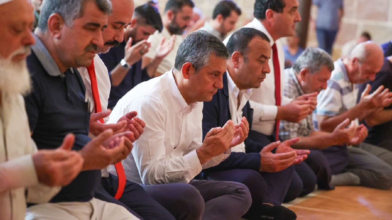 Özgür Özel'in Cuma resimlerine CHP'lilerden tepki!