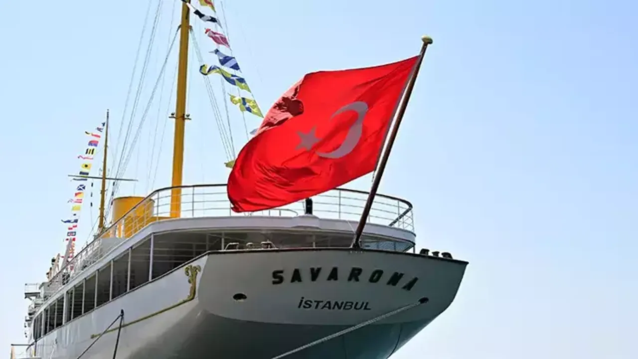 Boğaz'da tarihi an: Savarona İstanbul'u selamlıyor!