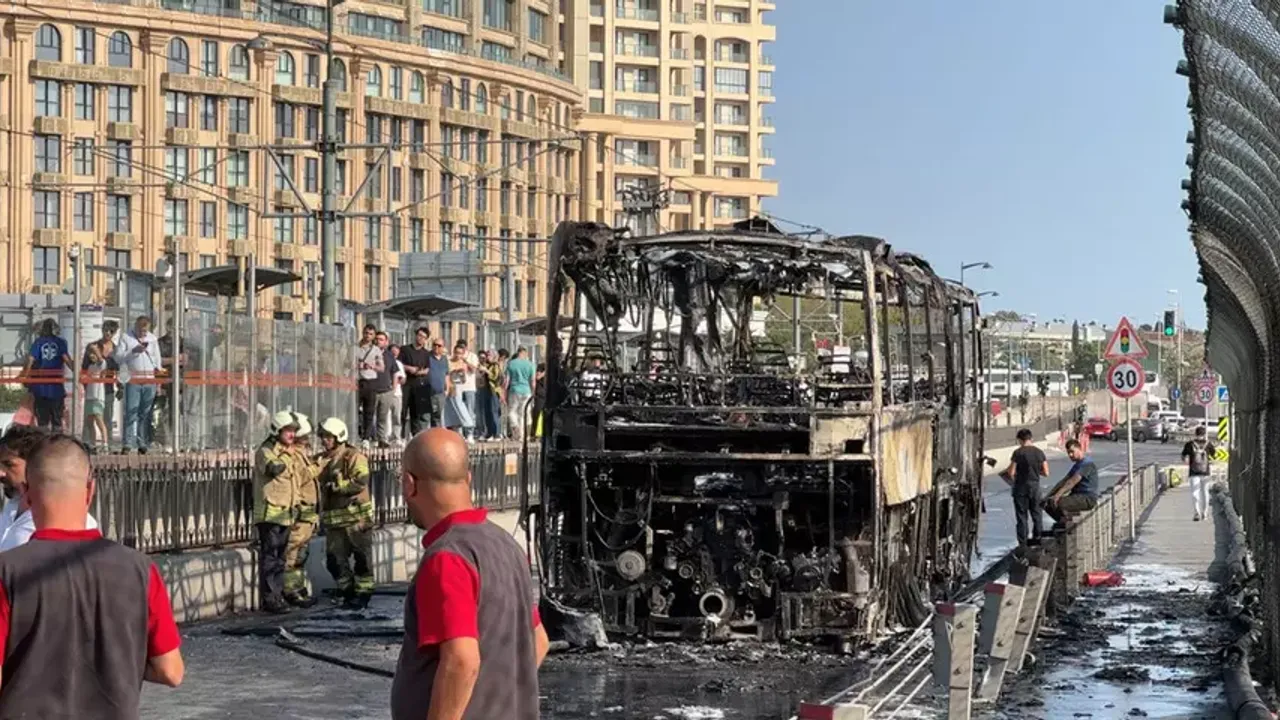 Sultangazi’de yangın paniği: Otobüs alevler içinde yandı