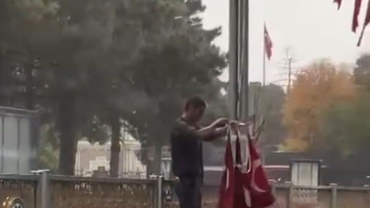 Erzincan’da düşen Türk Bayraklarını toplayan vatandaş takdir topladı