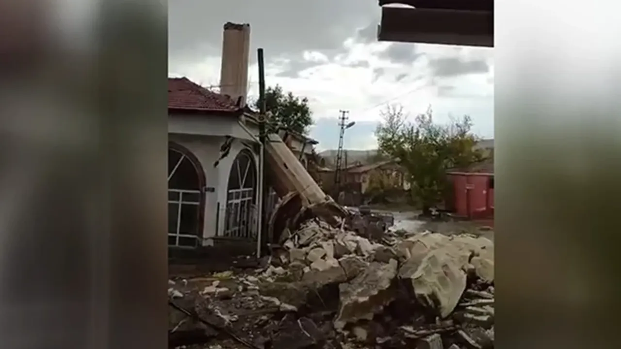 Ankara’da şiddetli rüzgar konteyneri devirdi: 1 kişi hayatını kaybetti!