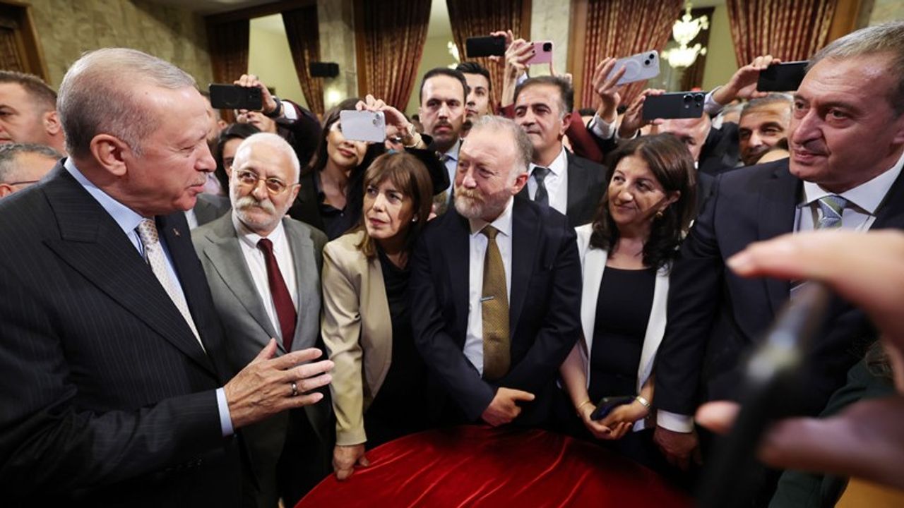 Cumhurbaşkanı Erdoğan ve DEM Parti heyetinin görüşmesi perşembeye ertelendi