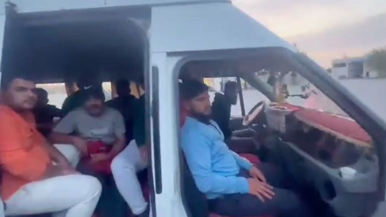 Hatay'da minibüste 20 kaçak göçmen yakalandı