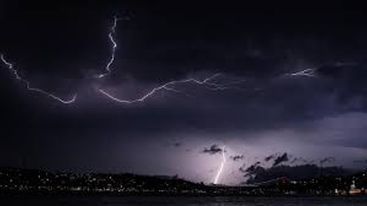 İstanbul'da geceyi aydınlatan görsel şölen: Binlerce şimşek gökyüzünü süsledi...