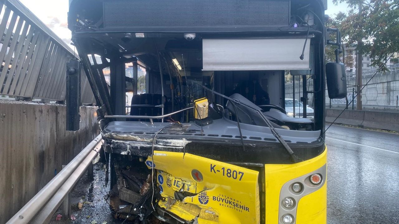 Kadıköy'de alkollü İETT şoförü bariyerlere saplandı: Yaralılar var!
