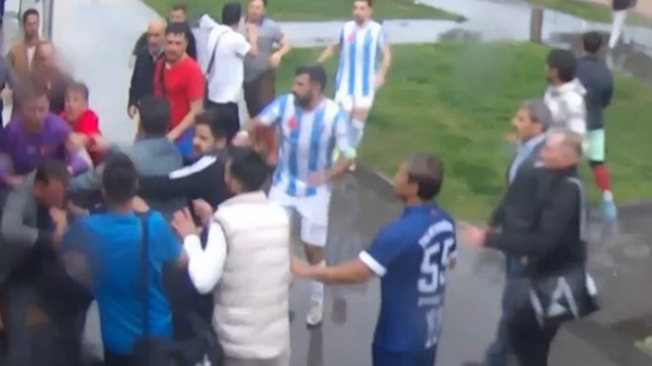 Futbol maçında büyük skandal: rakip takımın futbolcuları antrenörleri darbetti
