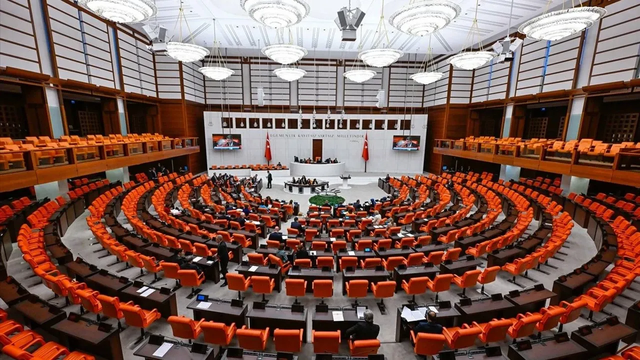 Meclis’te yoğun gündem: Ekonomi raporu, yeni Yargı Paketi ve trafik cezaları…