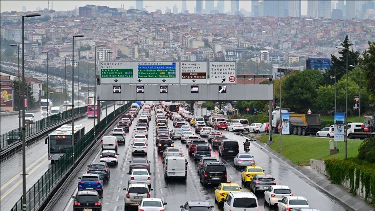 İstanbul’da yağmur trafiği felç etti! Yoğunluk yüzde 87’ye ulaştı