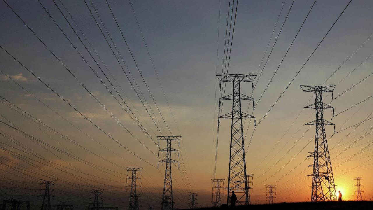 Türkiye'de ortalama bir ev yılda ne kadar elektrik harcar? 4 bin kWh sınırı aşılıyor mu, tüketimi ne etkiler?