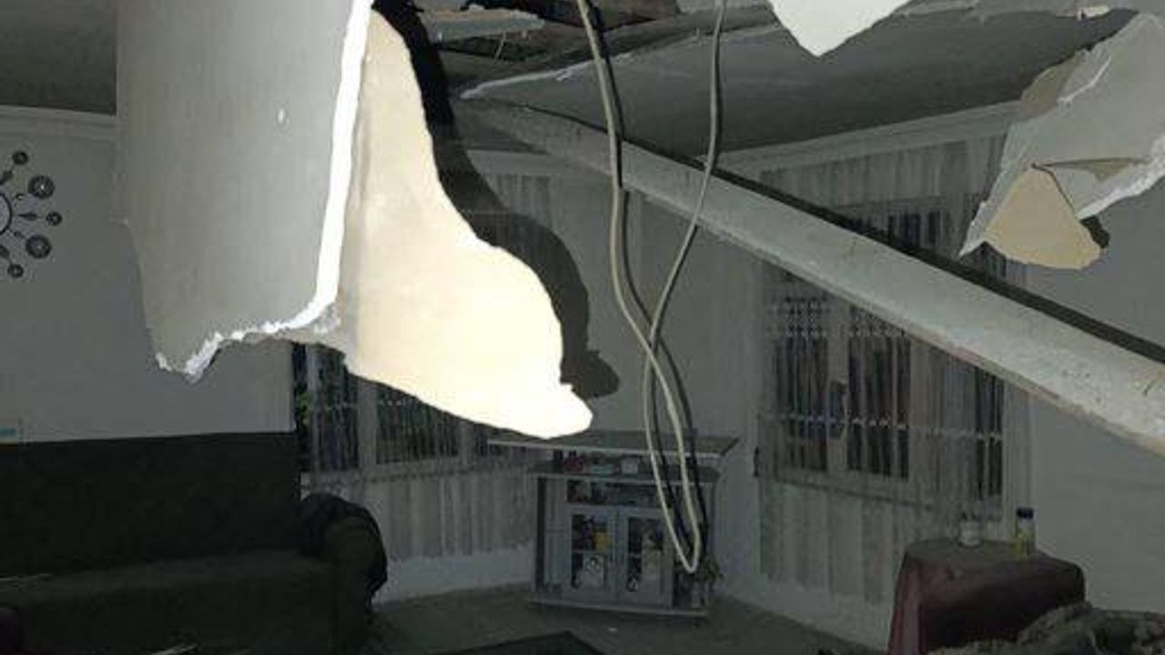 Balıkesir Sındırgı depremi etkisiyle Manisa'da bir evin tavanı çöktü!