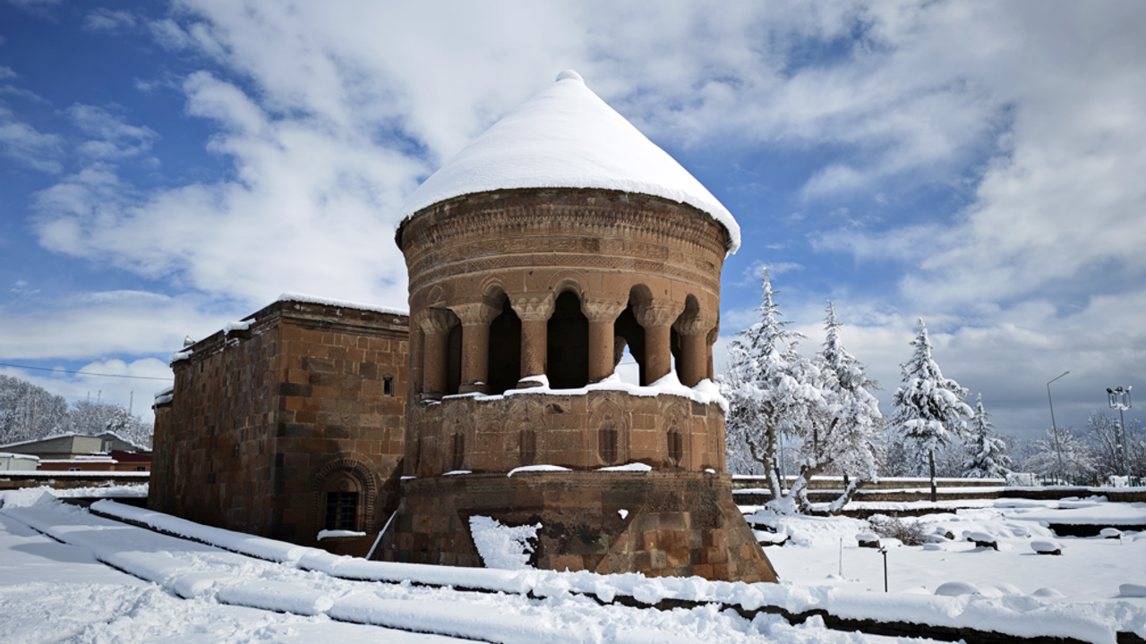 Bitlis’te kar, tarihi yapıları beyaza bürüdü! Masalsı görüntü büyüledi
