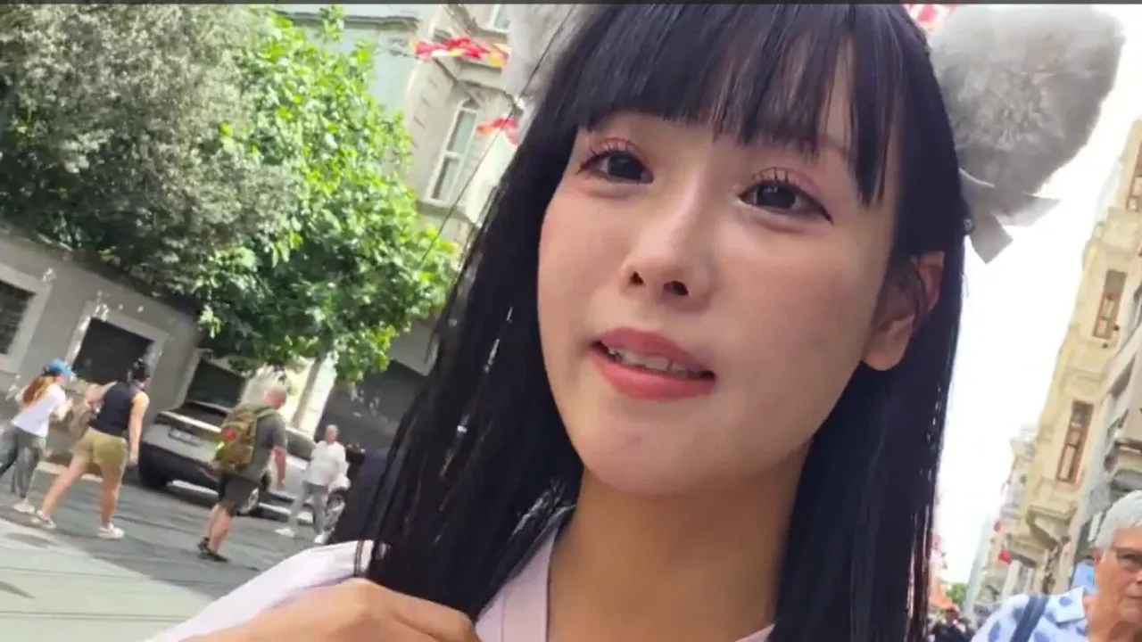 Japon yayıncıyı rahatsız eden şahsa esnaf müdahale etti
