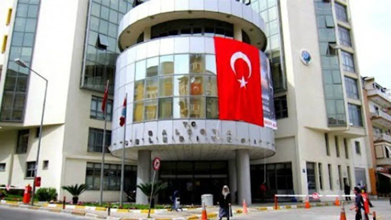 Balçova ve Seferihisar belediyelerine şafak operasyonu