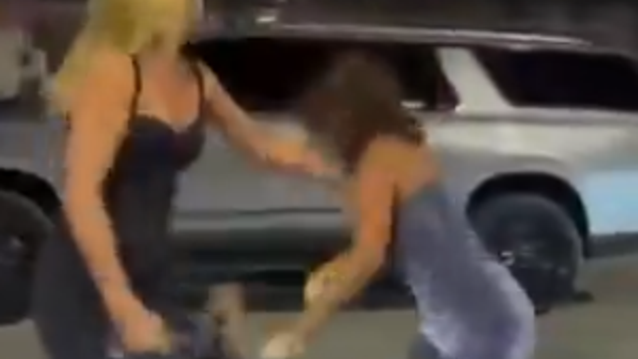 Antalya sahilinde kadın turist kavgası kamerada: Herkesin gözü önünde birbirlerine girdiler!