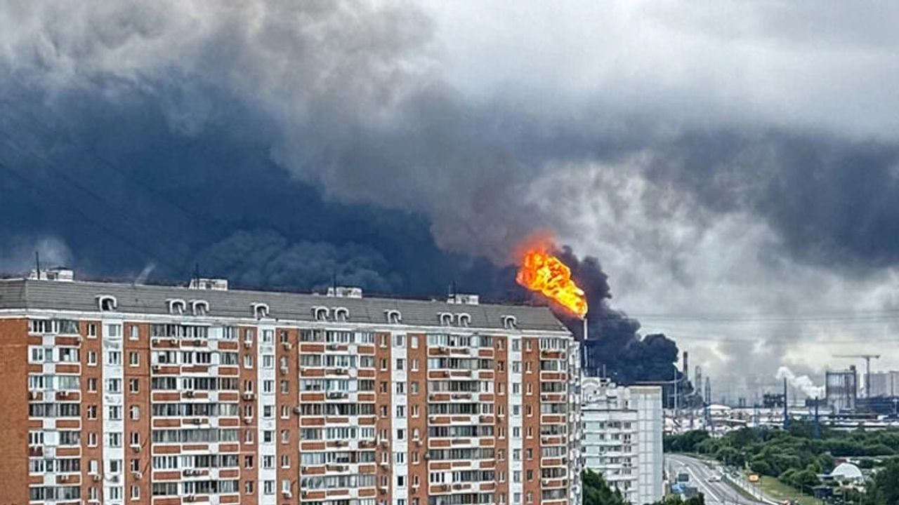 Moskova’ya son iki yılın en büyük dron saldırısı! Petrol rafinerisi alev alev yanıyor