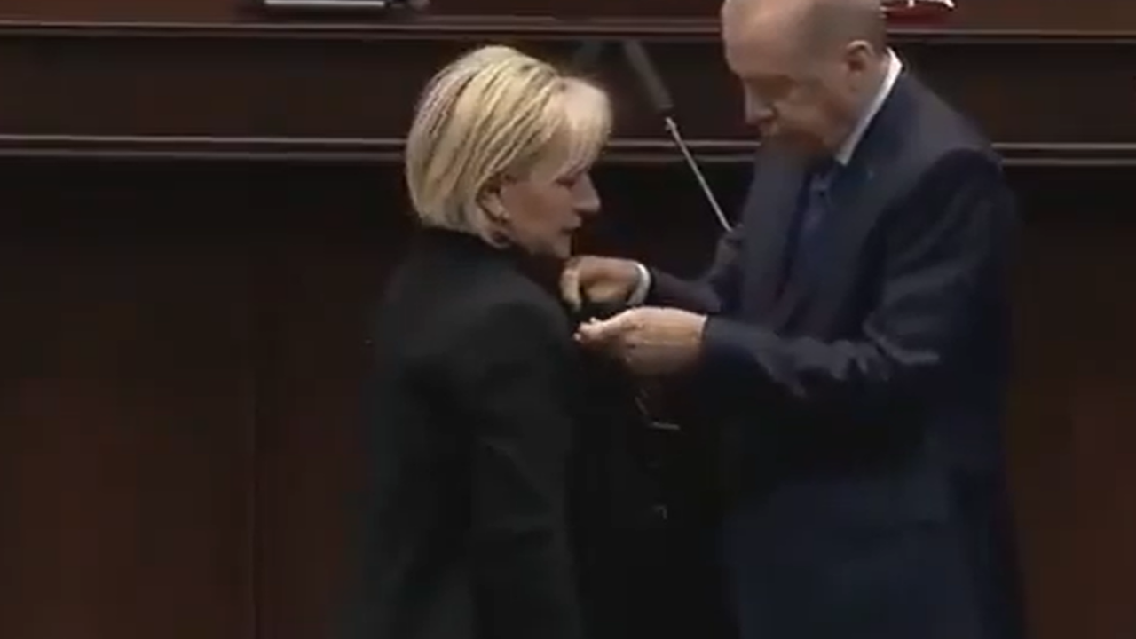 CHP’den istifa etmişti: Nimet Özdemir, AK Parti’ye katıldı, rozetin Erdoğan taktı!