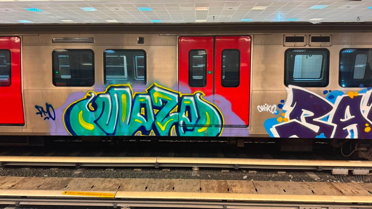 Ankara'da metro vagonlarına grafiti yapan şahıslar kamerada