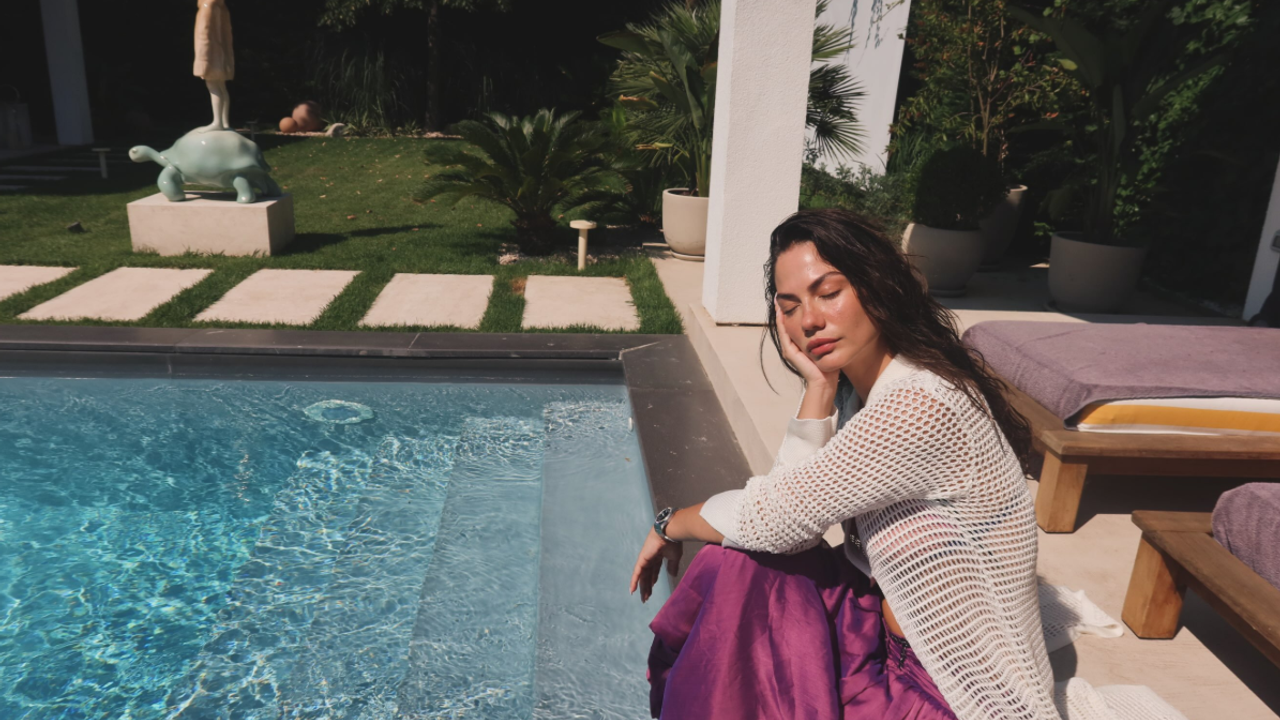 Demet Özdemir’den havuz başında olay pozlar! Çeket takımı tarzı gündem oldu