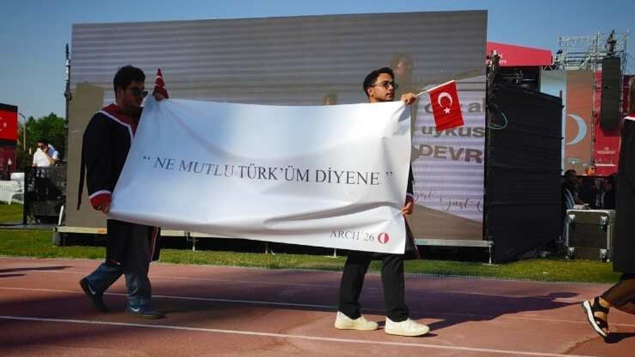 ODTÜ'de mezuniyet coşkusu! Devrim stadyumu renkli görüntülere sahne oldu