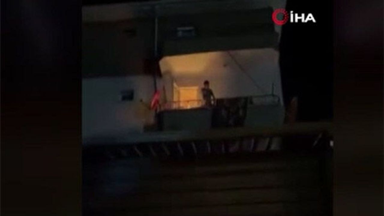 Evini yakan şahıs panikletti: O anlar vatandaşın kamerasına saniye saniye yansıdı