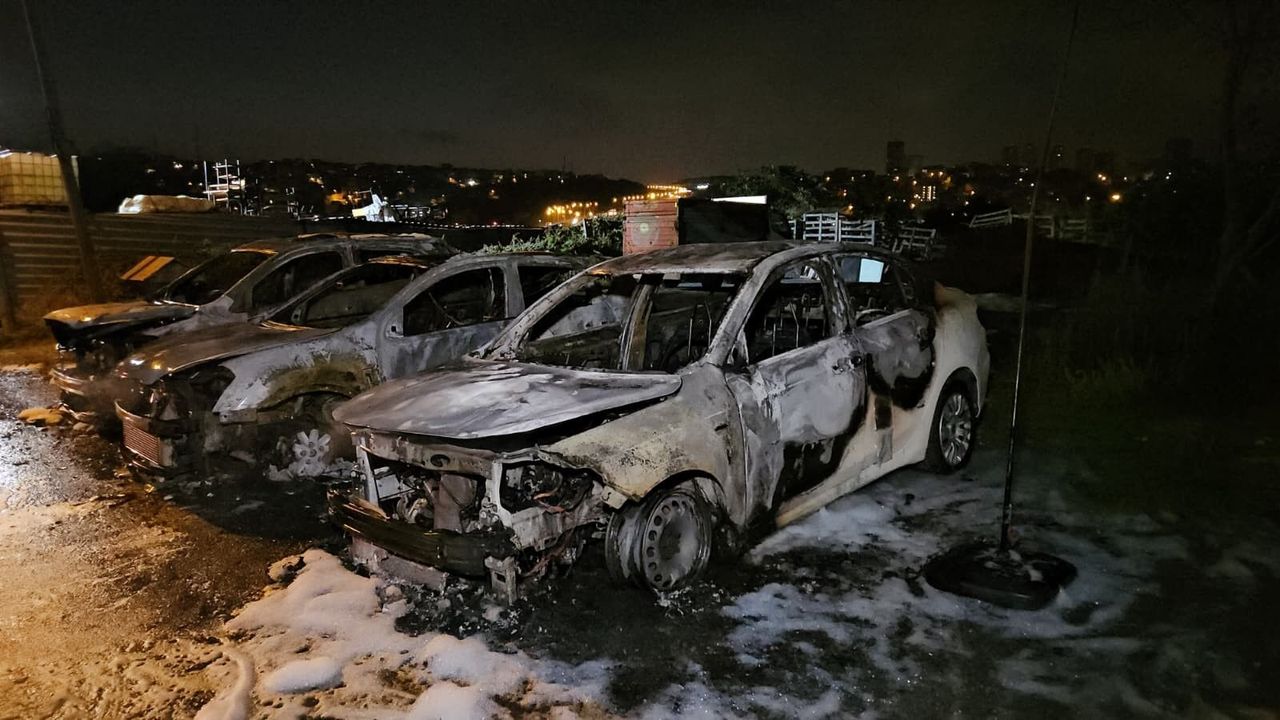 Avcılar’da oto galeride korkutan yangın! 3 otomobil alevlere teslim oldu