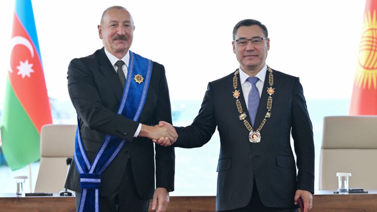 Aliyev ve Caparov'dan dikkat çeken tören: Karşılıklı nişan takdimi