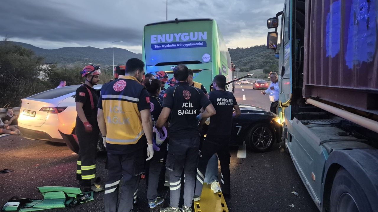 İstanbul-İzmir Otoyolu’nda zincirleme kaza! 7 araç birbirine girdi, 11 yaralı