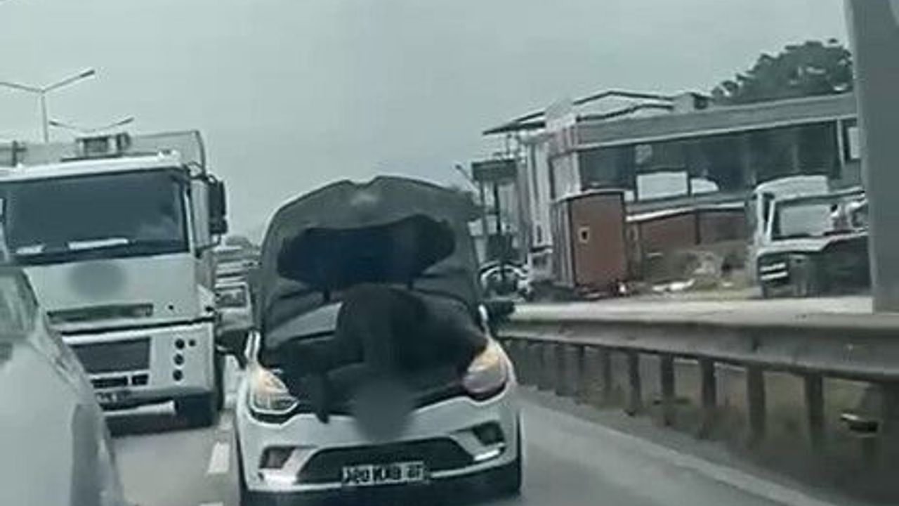 Bursa’da seyir halindeki otomobilin kaputunu açarak tamir yaptı
