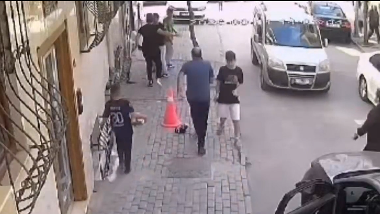 Esenler’de ağacı sallayan çocuğu tekme tokat dövdüler: O anlar kamerada
