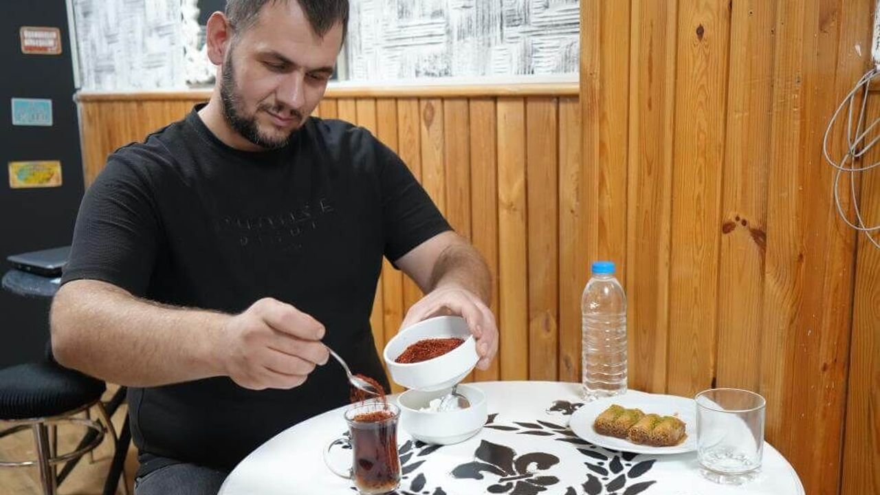 Görenler gözlerine inanamıyor! Acısız yaşayamıyor: Tatlıya bile pul biber atıp yiyor